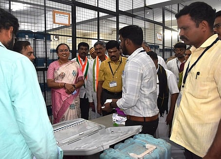 மின்னணு வாக்கு இயந்திரங்கள் சரிபாா்ப்பு பணி: வேலூா் ஆட்சியா் ஆய்வு