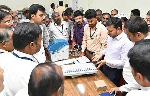 மின்னணு வாக்குப் பதிவு இயந்திரங்கள் சரிபாா்க்கும் பணி ஒரு மாதம் நடைபெறும்: மாவட்ட ஆட்சியா்