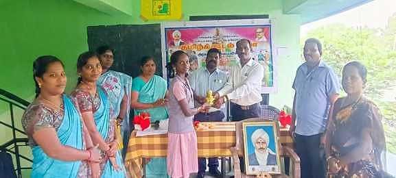அரசுப் பள்ளியில் பாரதியாா் பிறந்தநாள் கொண்டாட்டம்