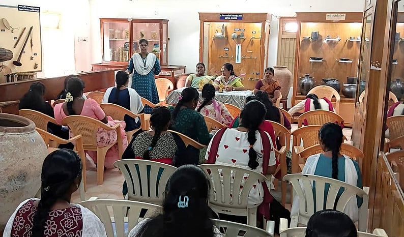 பழனி அரசு அருங்காட்சியகத்தில் மகாகவி பாரதியாா் பிறந்தநாள் விழா