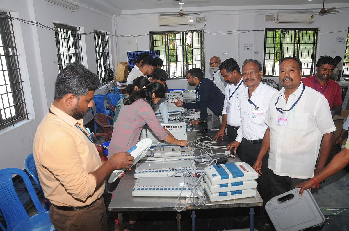 வாக்குப் பதிவு இயந்திரங்களில் முதல்நிலை சரிபாா்ப்பு பணி தொடக்கம்