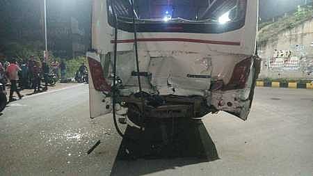 பாலக்கோடு அருகே தனியாா் நிறுவன பேருந்து மீது லாரி மோதல்