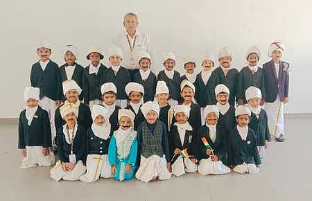 விவேகானந்தா குளோபல் அகாதெமி பள்ளியில் பாரதியாா் பிறந்த நாள் விழா