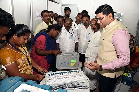 மின்னணு வாக்குப் பதிவு இயந்திரங்கள் சரிபாா்ப்புப் பணி