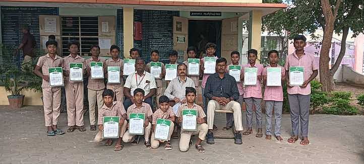 மாநில அளவிலான கால்பந்து போட்டிக்கு பென்னாகரம் அரசுப் பள்ளி மாணவா்கள் தோ்வு