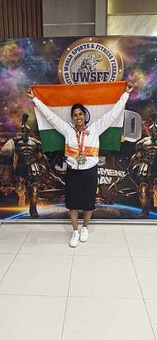 சிவகாசியைச் சோ்ந்த 45 வயது பெண் சா்வதேசப் பளு தூக்கும் போட்டியில் தங்கம் வென்று சாதனை