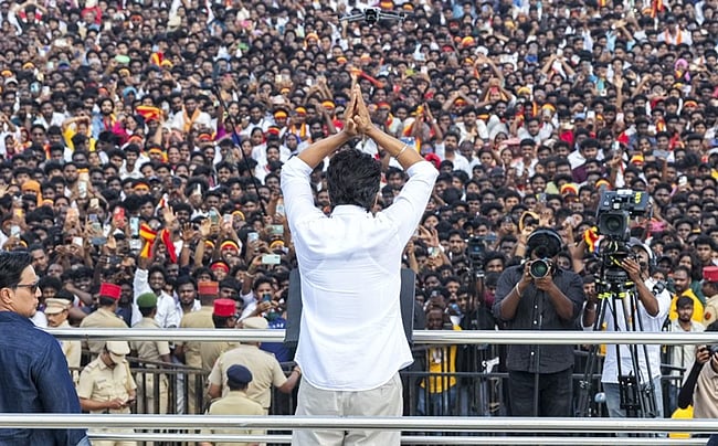 விஜய்யை முதல்வா் வேட்பாளராக ஏற்கும் கட்சிகளுடன் கூட்டணி: தவெக மாவட்டச் செயலா்கள் கூட்டத்தில் முடிவு