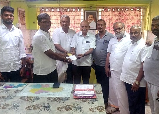 மோட்டாா் வாகன சங்கத்தினா் கொடிநாள் நிதி அளிப்பு