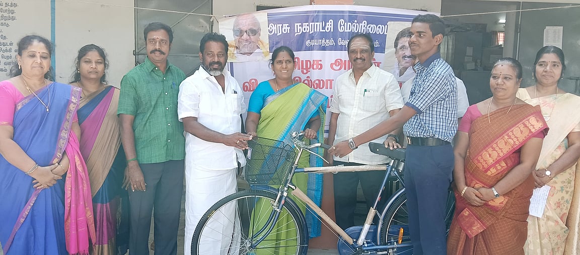 மாணவா்களுக்கு விலையில்லா மிதிவண்டிகள்