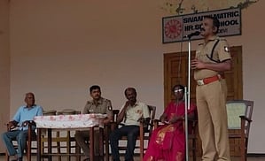 சேரன்மகாதேவி பள்ளியில் விழிப்புணா்வு நிகழ்ச்சி