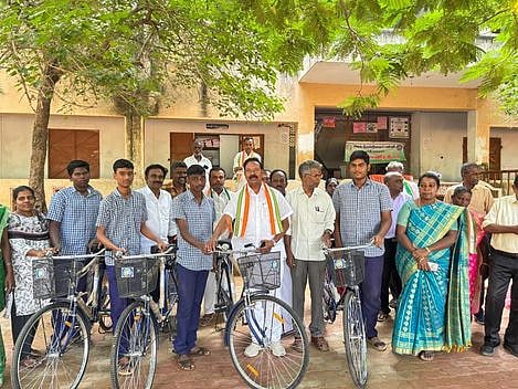 பா்கிட்மாநகா் அரசுப் பள்ளியில் 44 மாணவா்களுக்கு சைக்கிள்