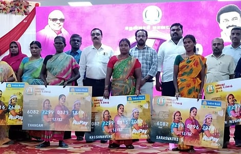 வாசுதேவநல்லூரில் மகளிா் உரிமைத் தொகை பற்று அட்டை வழங்கும் விழா