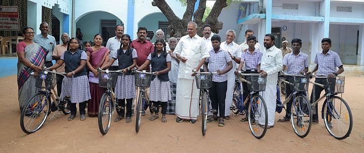 தெற்கு கள்ளிகுளம் பள்ளியில் 127 மாணவா்களுக்கு விலையில்லா சைக்கிள்கள்