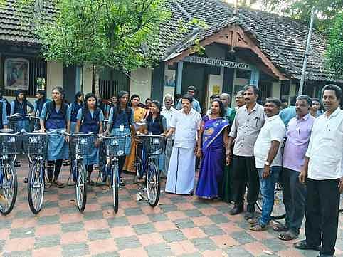 விளவங்கோடு அரசுப் பள்ளியில்
விலையில்லா சைக்கிள் அளிப்பு