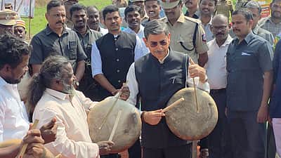 பறை பண்பாட்டு மையத்தை திறந்து வைத்து பறை இசைத்த ஆளுநர் ஆர்.என். ரவி!