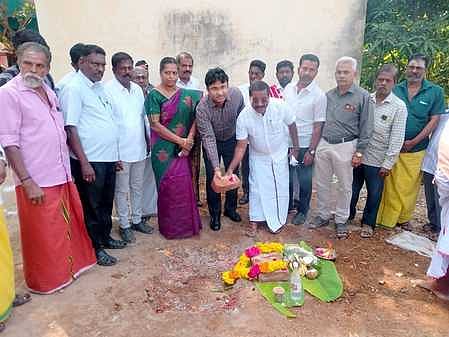 நாகா்கோவிலில் அங்கன்வாடி கட்டும் பணிக்கு அடிக்கல்