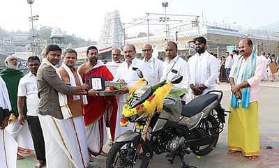 திருப்பதி தேவஸ்தானத்துக்கு இருசக்கர வாகனம் நன்கொடை 