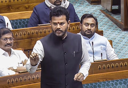 விமானங்கள் ரத்து: 4 ஆய்வாளா்களை பணியிடை நீக்கம் செய்து டிஜிசிஏ நடவடிக்கை