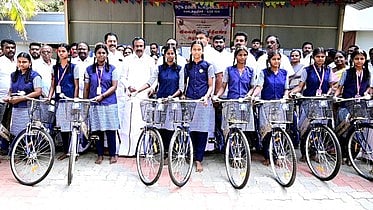 மொடக்குறிச்சி ஒன்றியத்தில் 
364 மாணவ, மாணவியருக்கு விலையில்லா மிதிவண்டிகள்!