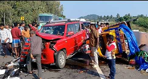2 காா்கள், ஆட்டோ மோதல்:
சென்னையைச் சோ்ந்த இருவா் உயிரிழப்பு