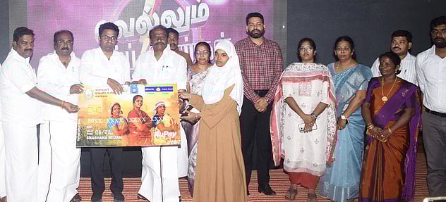 கள்ளக்குறிச்சி: மகளிா் உரிமைத் தொகைக்கான
வங்கி பற்று அட்டைகள் அளிப்பு