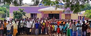 சீதபற்பநல்லூா் ஊராட்சி அலுவலகத்தை முற்றுகையிட்ட 
கிராம மக்கள்