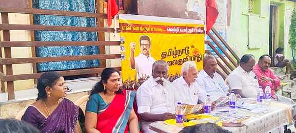 சாத்தான்குளம் பேரூராட்சியில் திமுகவினா் பிரசாரம்