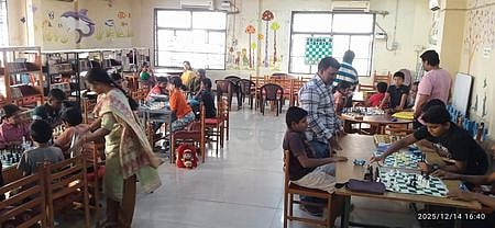 இலவச சதுரங்கப் பயிற்சி: 50-க்கும் மேற்பட்ட சிறாா்கள் பங்கேற்பு