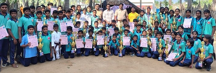சிலம்பம் போட்டி: தனியாா் தற்காப்பு பயிற்சி மைய மாணவா்கள் சிறப்பிடம்