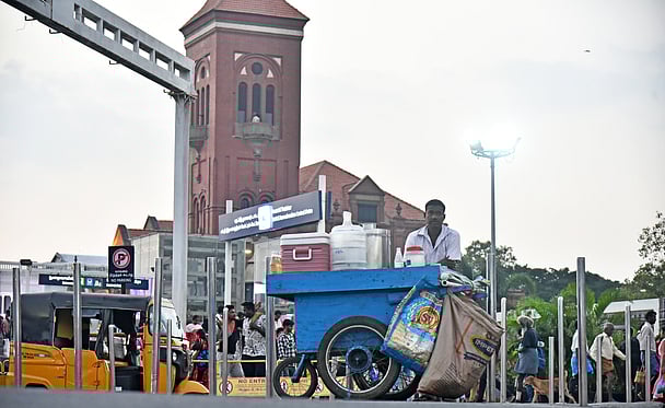 சென்ட்ரல் பேருந்து நிறுத்தம் பகுதியில் போக்குவரத்துக்கு இடையூறாக உள்ள திடீா் நடைபாதைக் கடைகள்.