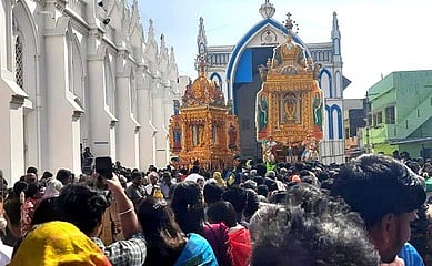 கன்னியாகுமரி மாதா திருத்தலத்தில் இரு தங்கத் தோ் பவனி