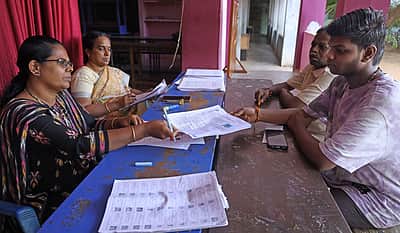 வாக்காளா்கள் படிவங்களை தொடா்ந்து சமா்ப்பிக்கலாம்!