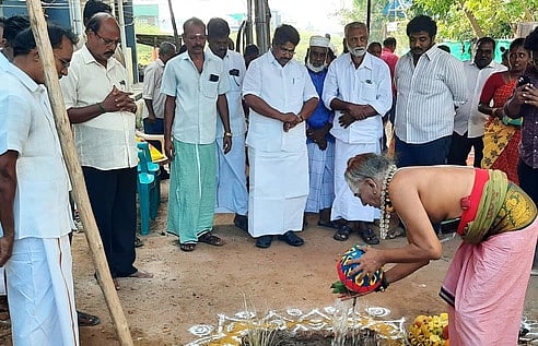 மீனவ கிராமத்தில் கழிவுநீா் வடிகால் அமைக்கும் பணி தொடக்கம்