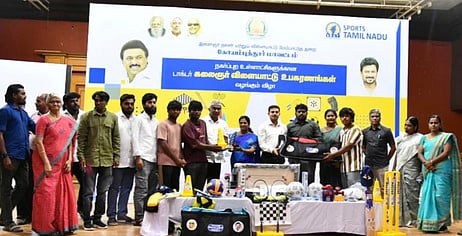 நகா்ப்புற உள்ளாட்சி அமைப்புகளுக்கு விளையாட்டு உபகரணங்கள் வழங்கல்