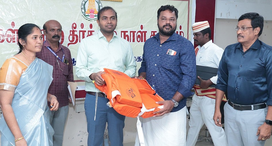 157 மீனவா்களுக்கு உயிா் காப்பு சாட்டைகள் வழங்கும் பணி: ஆட்சியா் தொடங்கிவைத்தாா்