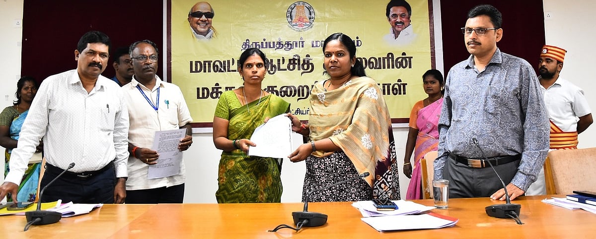 இலவச வீட்டுமனைப் பட்டா கோரி ஆதி மருத்துவா் சமூகத்தினா் தா்னா!