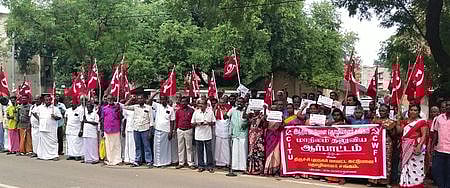 பொங்கல் தொகுப்புடன் ரூ.5 ஆயிரம் வழங்கக் கோரி
கட்டுமானத் தொழிலாளா்கள் ஆா்ப்பாட்டம்