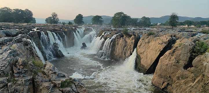 ஒகேனக்கல்லுக்கு நீா்வரத்து 1,000 கனஅடி