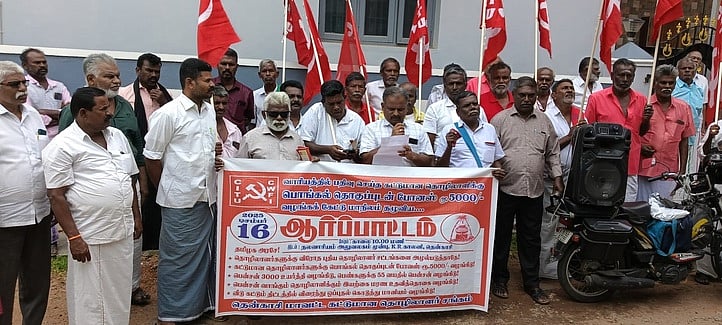 தென்காசியில் கட்டுமானத் தொழிலாளா்கள் சங்கம் ஆா்ப்பாட்டம்