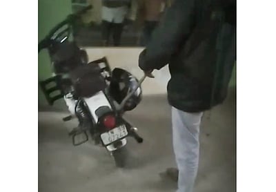 ஹெல்மெட்டுக்குள் புகுந்த நல்ல பாம்பு : வனத்துறை எச்சரிக்கை!