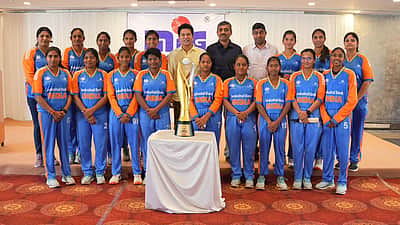 பார்வையற்றோருக்கான உலகக் கோப்பை வென்ற இந்திய மகளிர் அணியுடன் சச்சின் சந்திப்பு!