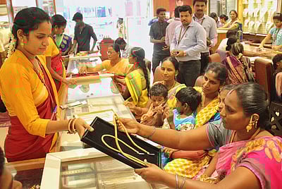 ஒரே நாளில் கிலோவுக்கு ரூ. 11,000 உயர்ந்த வெள்ளி! வரலாறு காணாத உச்சம்!!