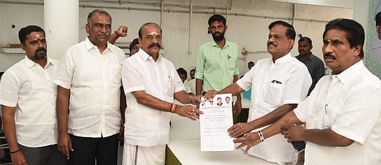 கோவில்பட்டியில் போட்டியிட
கடம்பூா் செ. ராஜு விருப்ப மனு அளிப்பு