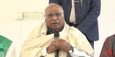 பிரதமா் மோடி, அமித் ஷா பதவி விலக வேண்டும்- மல்லிகாா்ஜுன காா்கே