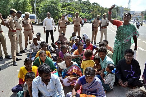 தொகுப்பு வீடு பிரச்னை: ஆட்சியரகம் முன் இருளா்கள் சாலை மறியல்