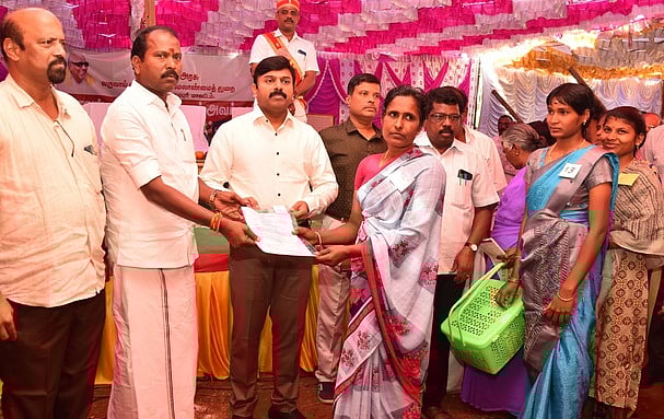 மக்கள் தொடா்பு திட்ட முகாம்;
வள்ளிமதுரையில் ரூ. 1.76 கோடியில் நலத்திட்ட உதவிகள்