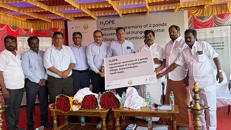 குளம் புனரமைக்கப்பட்டதற்கான சான்றிதழை, மாவட்ட அதிகாரிகளிடம் வழங்கிய ஹூண்டாய் நிறுவனம்