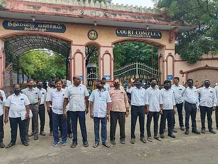 வாயில் கருப்புத் துணி கட்டி 
வழக்குரைஞா்கள் ஆா்ப்பாட்டம்