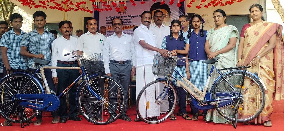 855 மாணவா்களுக்கு விலையில்லா மிதிவண்டி: நெய்வேலி எம்எல்ஏ வழங்கினாா்