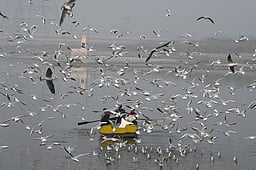 மும்பையில் இருந்து யமுனைக்கு ரயில் மூலம் கொண்டு செல்லப்படும் கப்பல்!